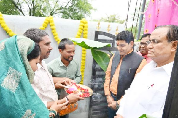 राजस्व मंत्री ने पीएम आवास के हितग्राही को कराया गृह प्रवेश