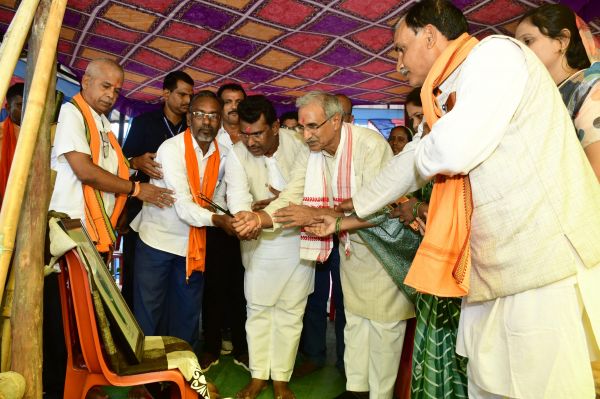 हरेली तिहार : विधायक व कलेक्टर ने किया पौधरोपण