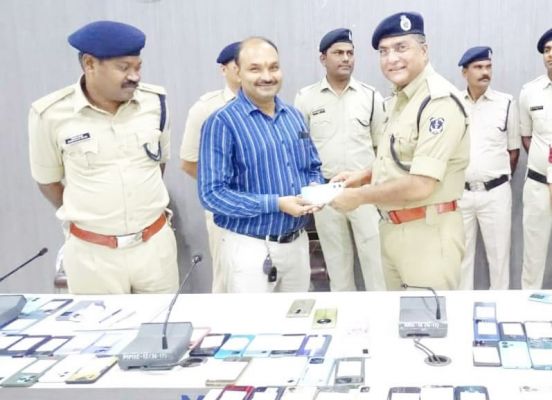 230 को लौटाए गुमे मोबाइल, खिले सभी के चेहरे