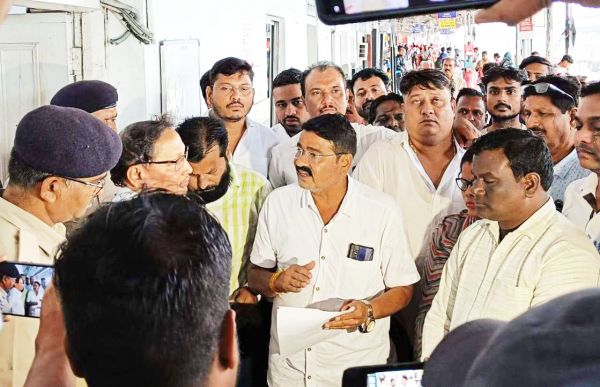यात्री ट्रेनें रद्द,  कांग्रेसियों का रेलमंत्री के नाम स्टेशन मास्टर रायगढ़ को ज्ञापन