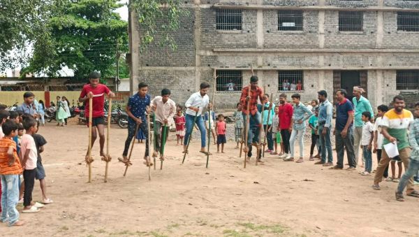 हरेली त्योहार पर युवाओं ने गेड़ी में चढक़र लगाई दौड़, कबड्डी-साइकिल रेस