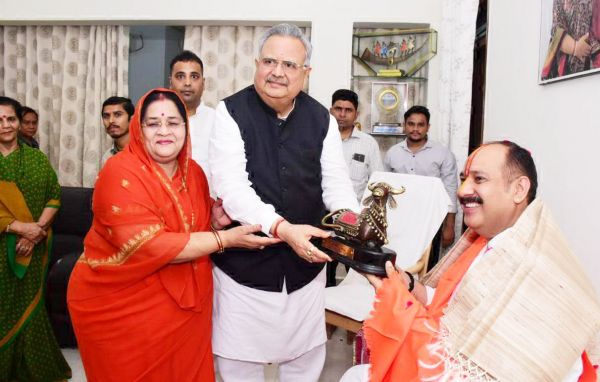 विस अध्यक्ष रमन ने पं. मिश्रा से की सौजन्य भेंट