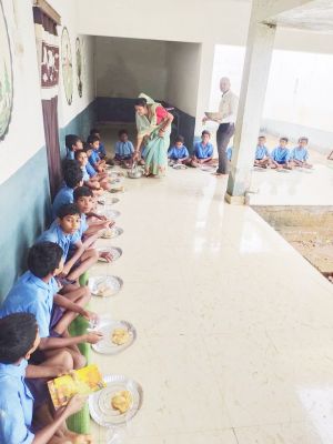 विखं शिक्षा अधिकारी मोहला ने कराया स्कूली बच्चों को न्यौता भोज