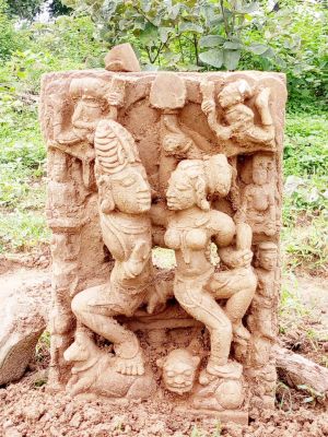 खेत में मिली प्राचीन मूर्ति