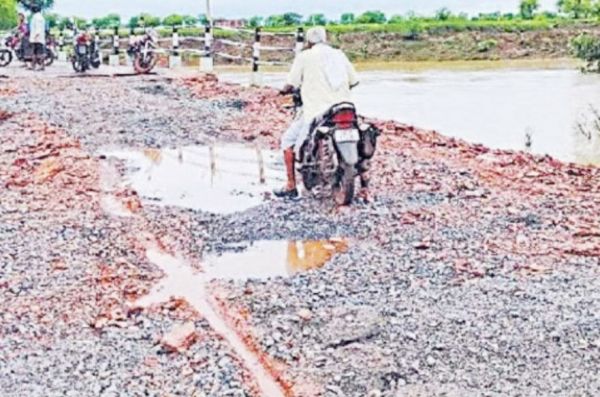 सावन की झड़ी ने सडक़ों की पोल खोली, जगह-जगह उखड़ी