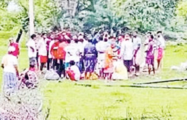 मृत महिला को रिमझिम बारिश में खुले आसमान के नीचे दी मुखाग्नि 