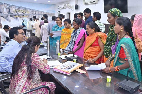 नारी में रेत का अवैध खनन रोकने 9 को चक्काजाम, छलकनी के 23 परिवारों ने मांगा पीएम आवास