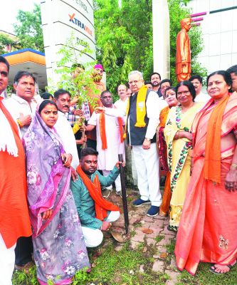 रमन ने भाजपा कार्यालय  में किया पौधरोपण