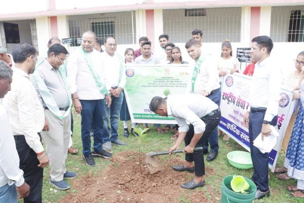 विधायक ने किया भखारा कॉलेज में दीक्षारंभ समारोह का शुभारंभ