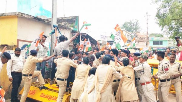 कांग्रेसियों ने घेरा नपा