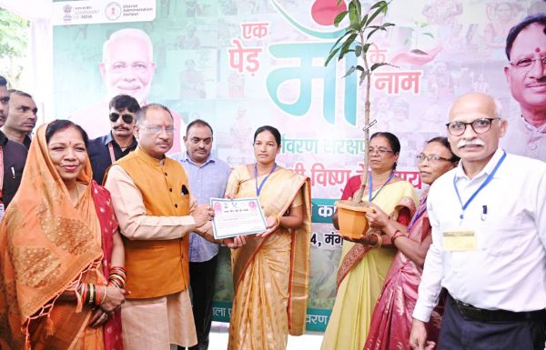 एक पेड़ मां के नाम अभियान : सीएम ने महतारी वंदन हितग्राही को सौंपा पौधा