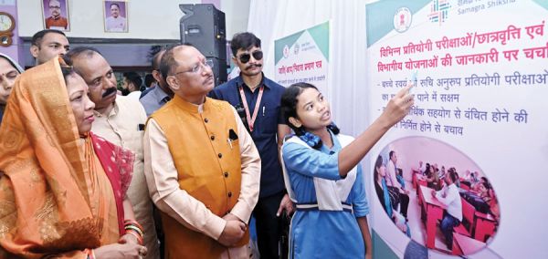 सीएम के सामने डिजिटल एप ई-जादुई पिटारा की खूबियों का प्रदर्शन