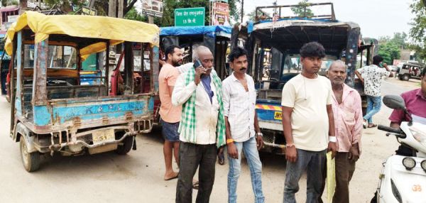 ऑटो चालकों ने वाहन स्टैंड की उठाई मांग