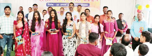 कॉलेज में नवप्रवेशित विद्यार्थियों का दीक्षारंभ समारोह