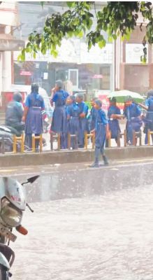 बारिश, निचले इलाके के घरों व महारानी अस्पताल में पानी भरा