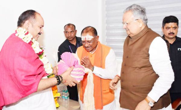 सीएम ने कथावाचक मिश्रा से की सौजन्य भेंट