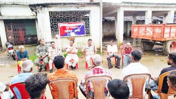 चलित थाना में दी ग्रामीणों को समझाइश