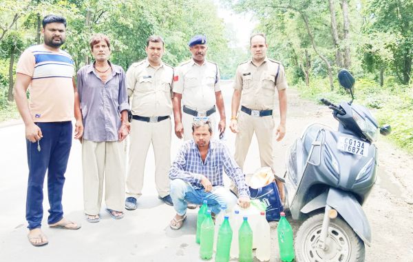 महुआ शराब संग आरोपी गिरफ्तार