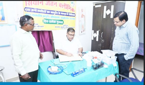 कलेक्टर ने आयुर्वेद औषधालय का किया निरीक्षण