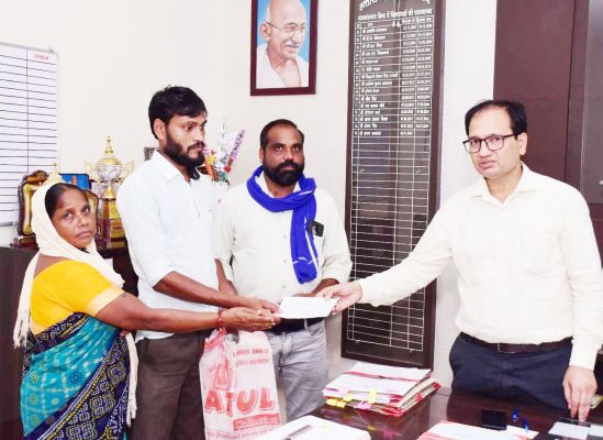 कलेक्टर ने विद्या के किडनी ट्रांसप्लांट के लिए अग्रिम सहयोग राशि का दिया चेक