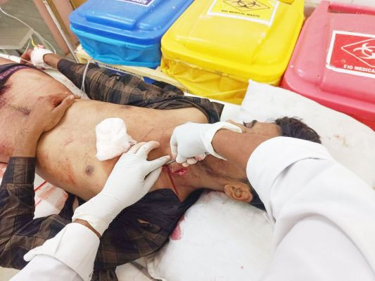 युवक के गले में मारा चाकू, आरोपी हिरासत में