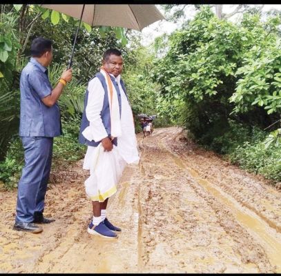 सडक़ ऐसी कि गाड़ी तो क्या इंसान पैदल भी नहीं जा सकता- लखमा