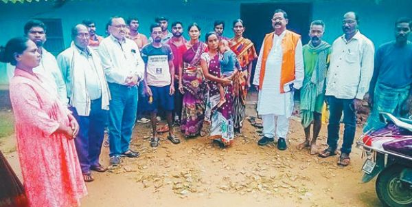 पूर्व मंत्री अमरजीत ने लापता युवक के परिजनों से की मुलाकात, कानून व्यवस्था पर उठाए सवाल