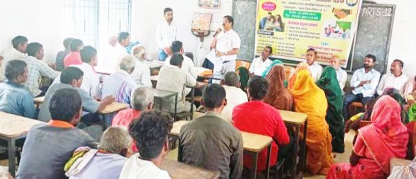 मेगा पालक-शिक्षक बैठक: अफसर ने पालक-शिक्षकों को दिए टिप्स