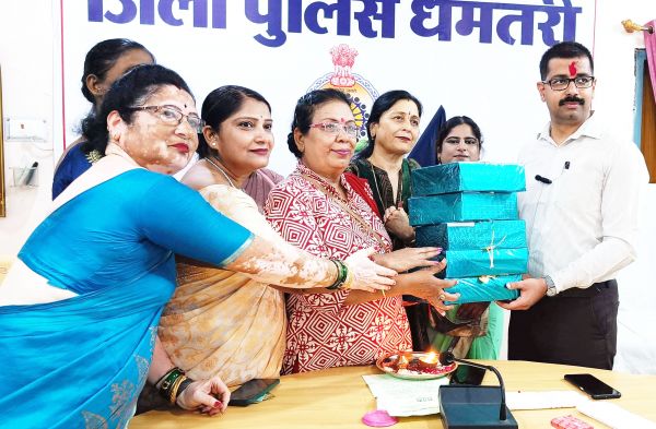 एसपी को राखी बांधकर महिला मोर्चा ने नक्सल क्षेत्र में तैनात जवानों के लिए राखी भेजी