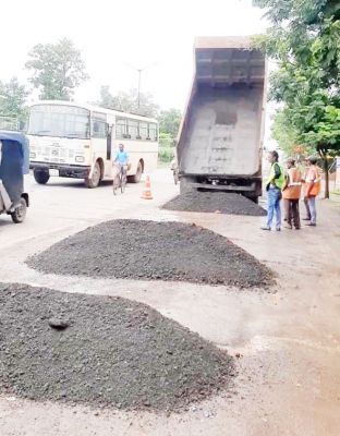 बजरी से नेशनल हाईवे के भरे जा रहे गड्ढे