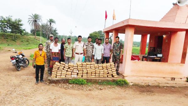 ट्रैक्टर से सौ किलो  गांजा बरामद