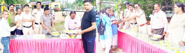 सोमवार को पुलिसकर्मियों ने बांटे स्वल्पाहार