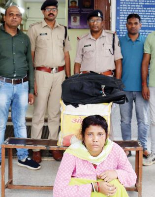  बिहार से नशीली दवाई लेकर पहुंची महिला ड्रग तस्कर गिरफ्तार