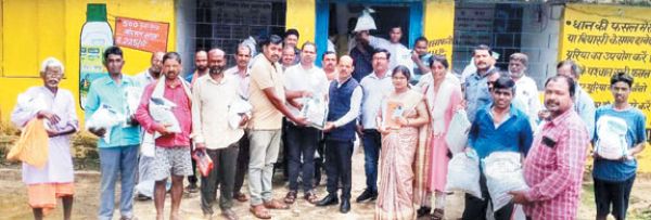 किसानों को रागी, उड़द और अरहर बीज वितरित