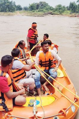 राशन के साथ बोट व लाइफ जैकेट की मदद से सीईओ पहुंचे गांव