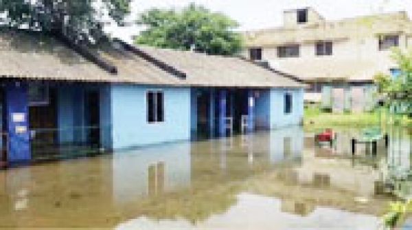 पंचायत व अस्पताल की नाली जाम, स्कूल परिसर में भरा पानी