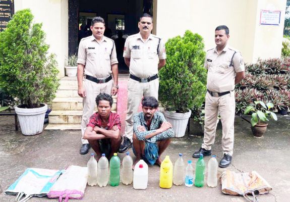 महुआ शराब संग 2 पकड़ाए