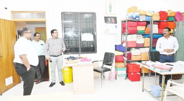 कलेक्टर ने विभिन्न विभागों का किया निरीक्षण