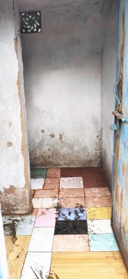 प्राथमिक शाला का शौचालय जर्जर, दीवारों में दरारें