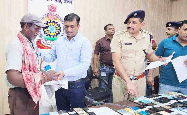 16 लाख के गुम मोबाइल बरामद, मालिकों को बांटे