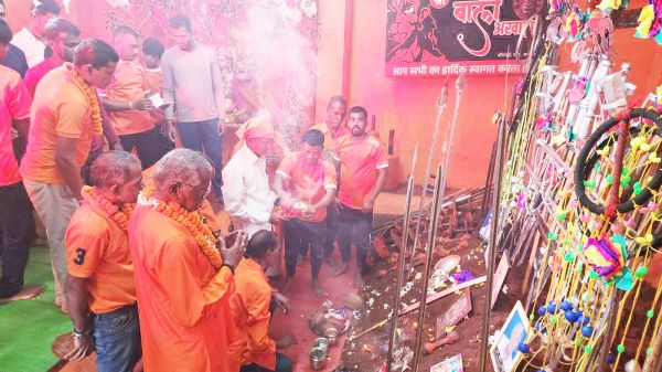 शिवालयों और मंदिरों में उमड़ी भक्तों की भीड़