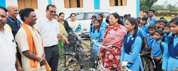 विधायक लता उसेंडी ने छात्राओं को किया सायकल वितरण