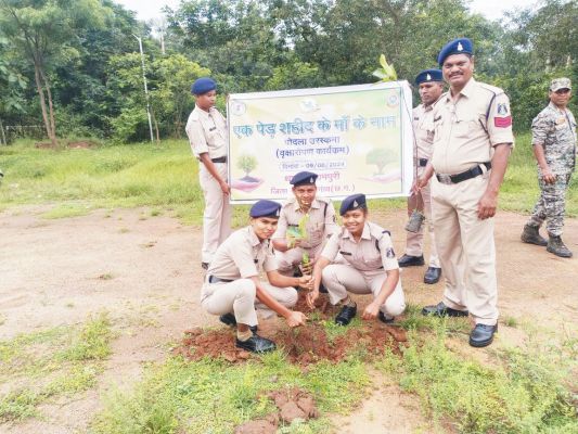 एक पेड़ शहीदों के मां के नाम