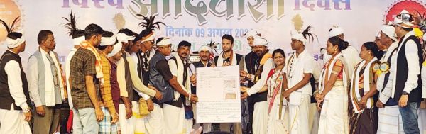 विश्व आदिवासी दिवस: जल जंगल जमीन में दिखाई एकता