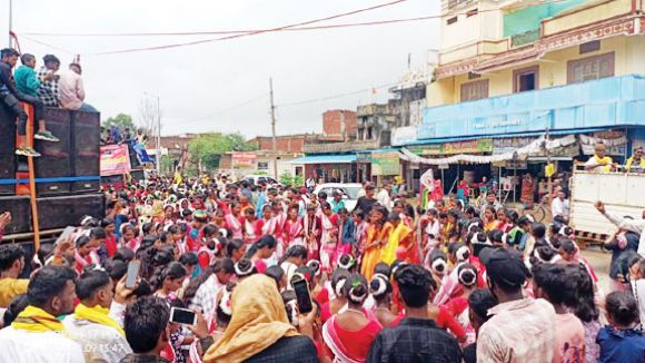 विश्व आदिवासी दिवस पर निकाली रैली