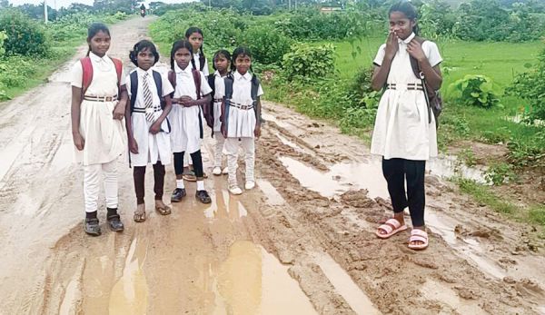 बंधा सडक़ बदहाल, गड्ढे ही गड्ढे