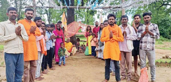 नागेश्वर धाम में पूजा करने उमड़े श्रद्धालु