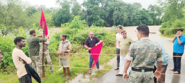  मूसलाधार बारिश से गेउर नदी उफान पर, पुल के ऊपर बह रहा पानी