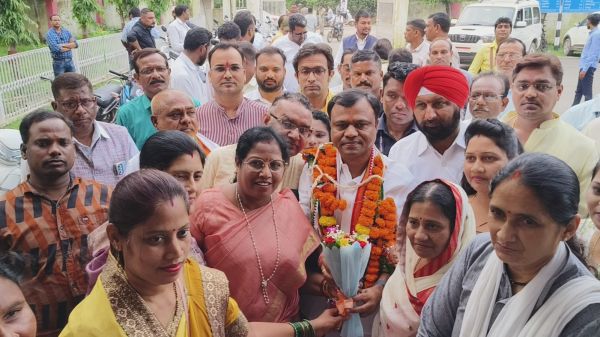 तिरंगा झंडा फहराने से आरएसएस को क्यों परहेज - बैज