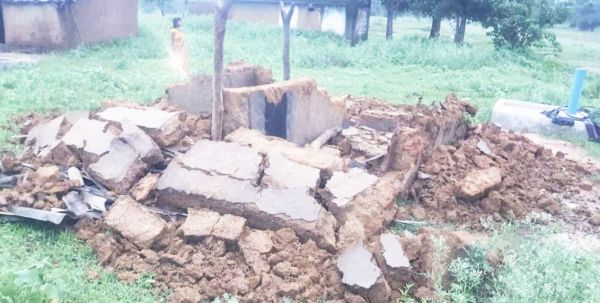 बारिश से बैगा परिवार का कच्चा मकान ढहा, पड़ोसी के घर पनाह
